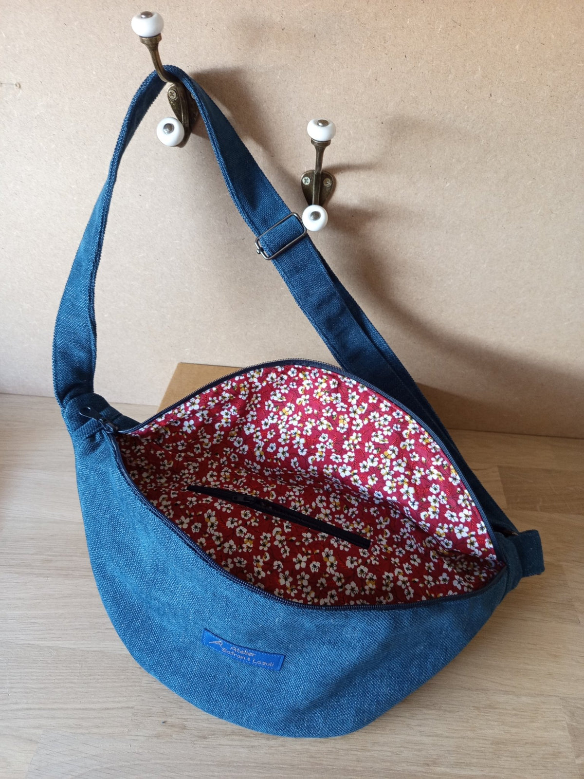 Banane velours bleu intérieur fleurs rouge - Atelier Safran & Lazuli